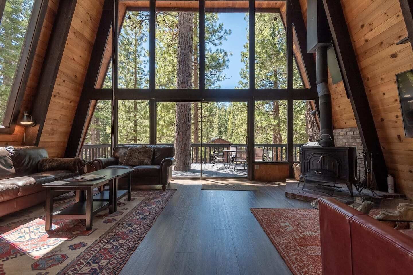 Télévision, cheminée, imprimantes