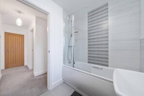 Badewanne, Haartrockner, Handtücher