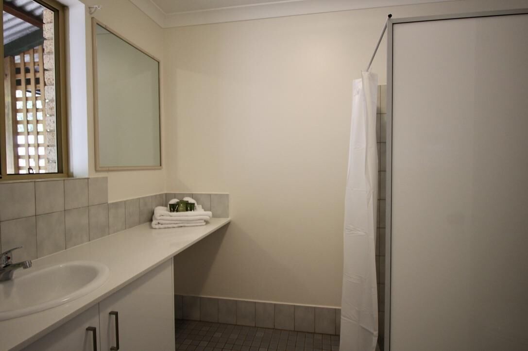 Riverscape Cottage No.11 - Riverscape - unit 11 with views over the Blackwood River and fire place — image 8