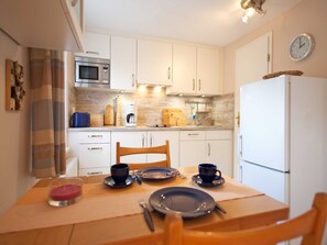 Kühlschrank, Mikrowelle, Geschirrspüler