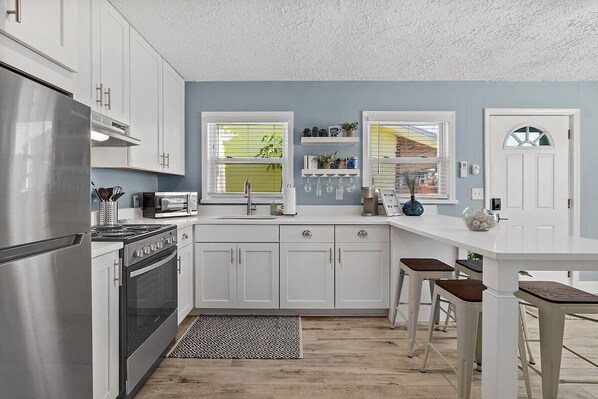 Fridge, microwave, oven, stovetop - Deja Blue l Fire pit l Steps to Beach l Dogs OK (St. Augustine)