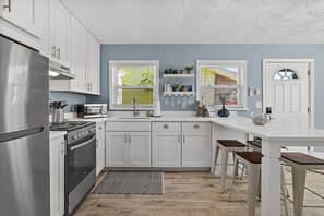 Fridge, microwave, oven, stovetop - Deja Blue l Fire pit l Steps to Beach l Dogs OK (St. Augustine)