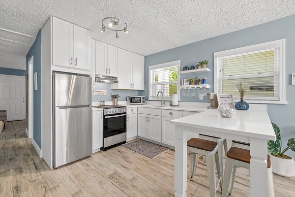 Coffee/tea maker, fridge, microwave, oven