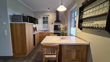 Kühlschrank, Mikrowelle, Ofen, Geschirrspüler