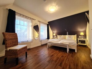 3 bedrooms, travel crib, bed sheets
