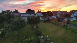 Ein Wohngebiet mit Häusern und einer Wiese.