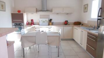 雪櫃、微波爐、焗爐、爐具