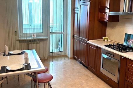 Classic Room | Private kitchen | Full-size fridge, microwave, oven, stovetop