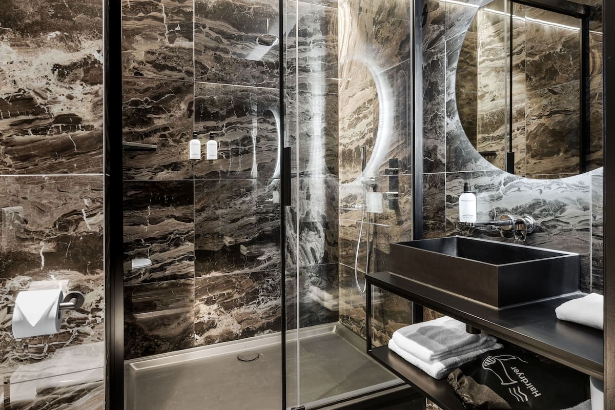 shower, free toiletries, hair dryer, towels