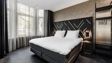 Deluxe kamer, 1 kingsize bed | Een kluis op de kamer, een bureau, geluiddichte muren