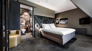 Tallelokero huoneessa, työpöytä, äänieristys, silitysrauta/-lauta