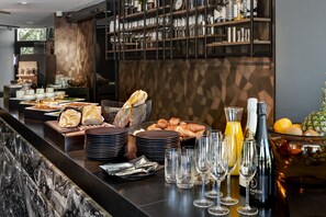 Petit déjeuner buffet (19.50 EUR par personne)
