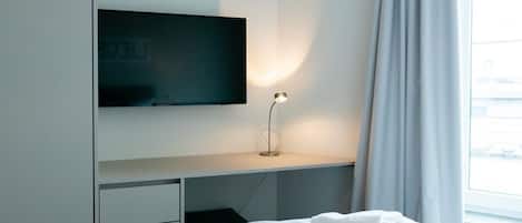 2 bedrooms, in-room safe, desk, WiFi