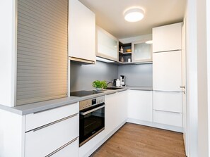 Kühlschrank, Geschirrspüler, Wasserkocher mit Kaffee-/Teezubehör