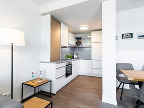 Kühlschrank, Geschirrspüler, Wasserkocher mit Kaffee-/Teezubehör