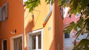 Un bâtiment sur lequel on peut lire l’inscription « LAUNDRY EN LIBRE-SERVICE » et le numéro 21.