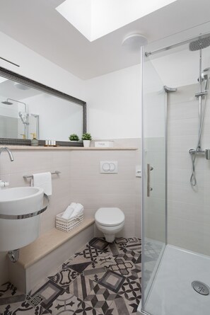 Douche, séchoir à cheveux, serviettes fournies, savon