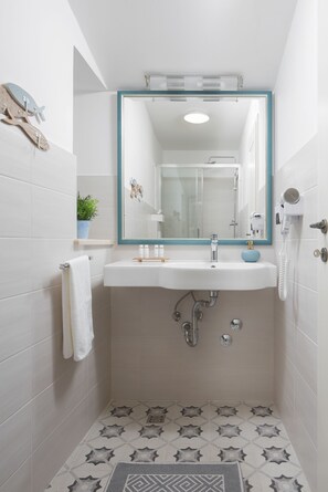 Douche, séchoir à cheveux, serviettes fournies, savon