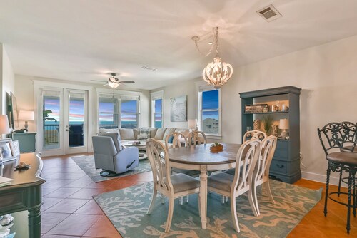 Top Floor Views! Unbeatable sunsets over the bay!