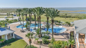 An infinity pool, a heated pool - Top Floor Views! Unbeatable sunsets over the bay! (Galveston)
