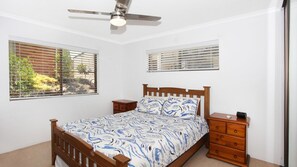 2 bedrooms, iron/ironing board, internet, bed sheets