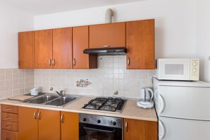 Apartamento (One Bedroom Apartment) | Cocina privada | Frigorífico, microondas, placa de cocina y cafetera o tetera