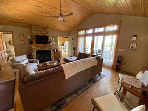 Smart TV, fireplace - Apostle Pines #4 @ Apostle Highlands Golf Course (Bayfield)