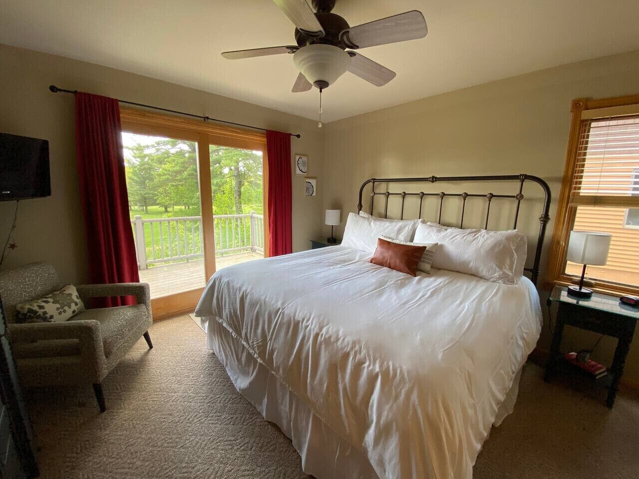 2 quartos, escrivaninha, ferros/tábuas de passar roupa