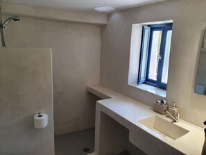 Duschwanne, kostenlose Toilettenartikel, Haartrockner, Handtücher