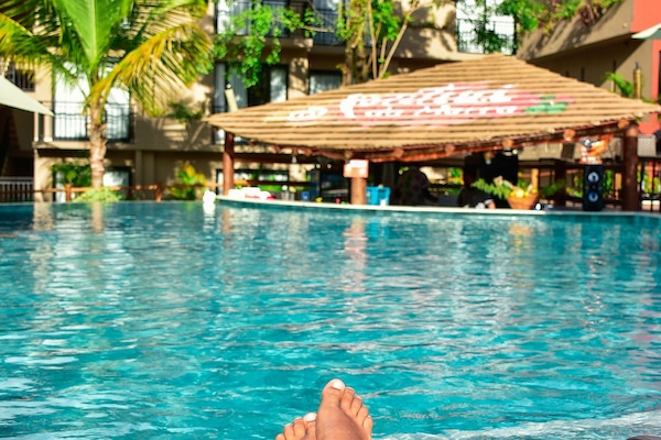 Una piscina al aire libre, sillones reclinables de piscina