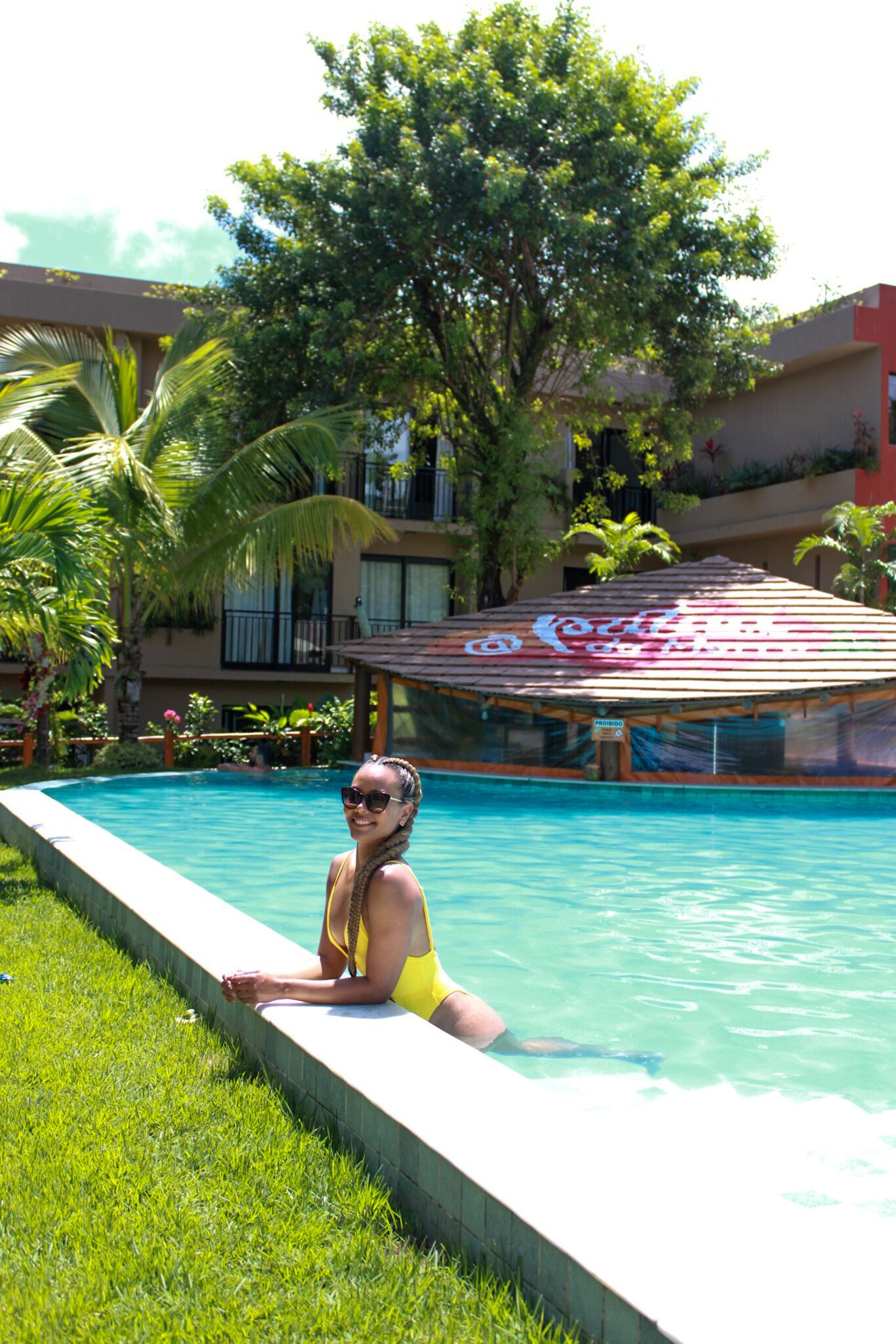 Una piscina amb una persona vestida d'un banyador groc.