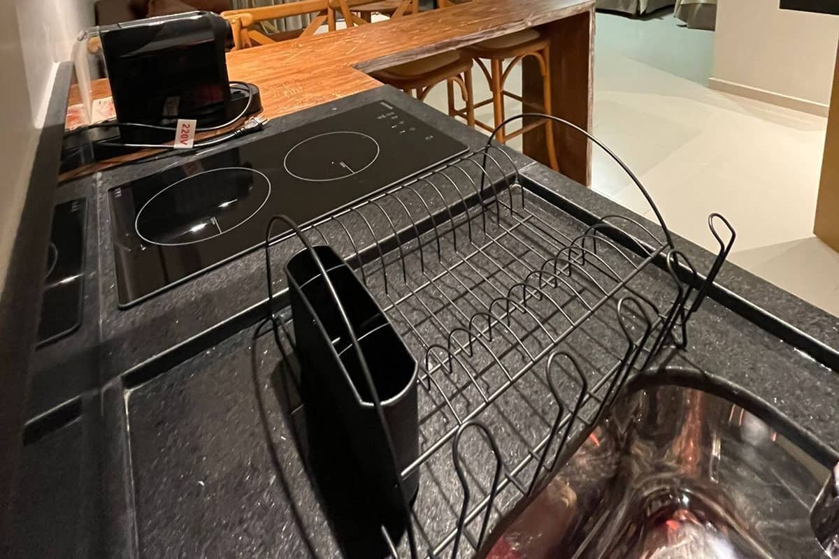Une cuisine de taille réduite comprenant une cuisinière, un évier et un coin repas.