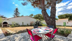 Outdoor dining - Detached villa with garden, quiet (LA FLOTTE)