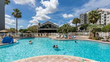 Een binnenzwembad en een buitenzwembad