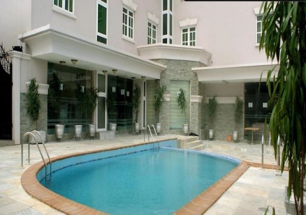 Una piscina al aire libre