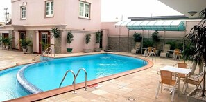 Una piscina al aire libre