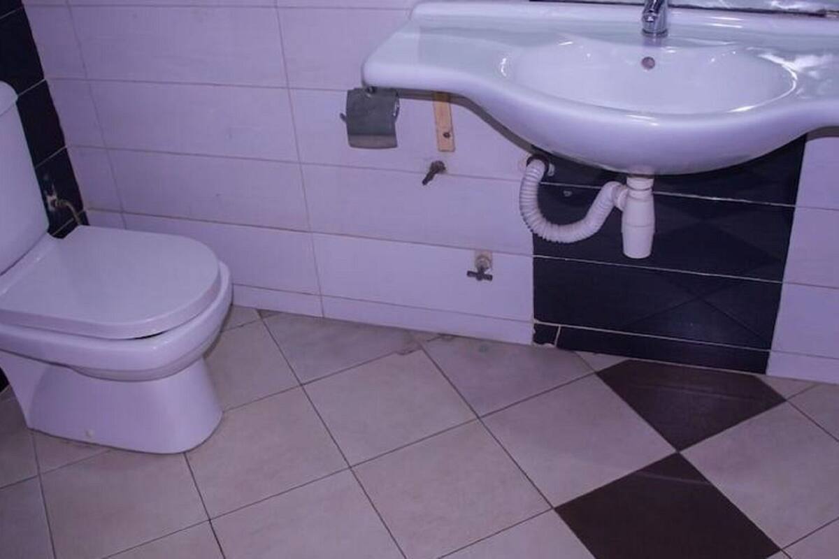 business apartment, 1 double bed | bathroom | hair dryer, shampoo, toilet paper