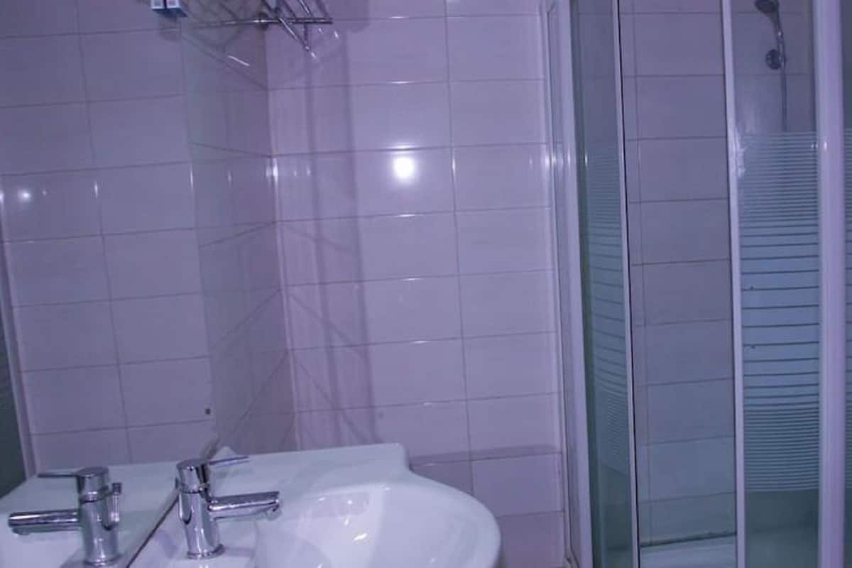 Superior kamer | Badkamer | Een haardroger, shampoo, toiletpapier