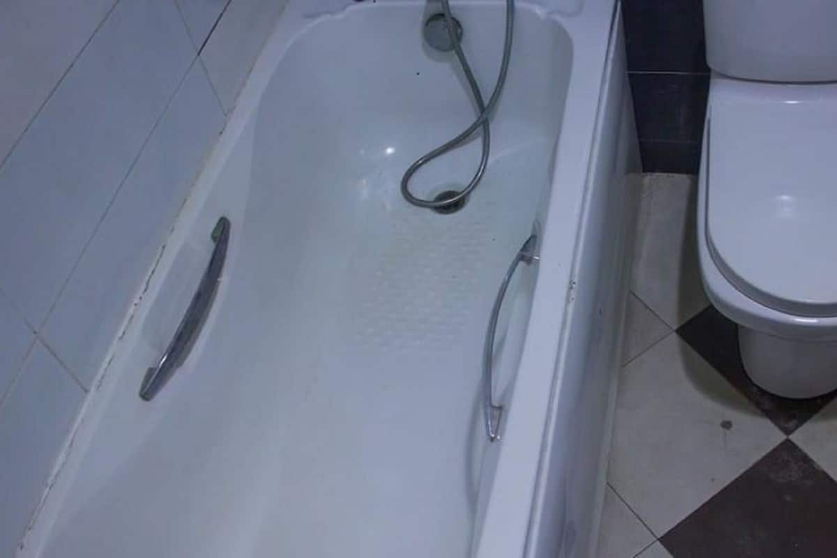 Een haardroger, shampoo, toiletpapier