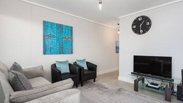 Premier Apartment | Living room | 40-inch flat-screen TV with satellite channels, TV