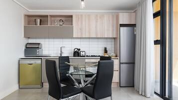 Premier Apartment | Private kitchen | Full-size fridge, microwave, oven, stovetop