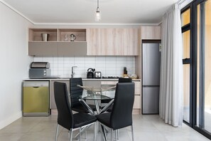 プレミア アパートメント | 専用キッチン | 大型冷蔵庫、電子レンジ、オーブン、コンロ