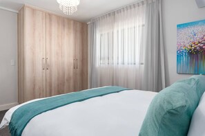 Apartemen Premier | 1 kamar tidur, seprai premium, brankas, dan meja kerja