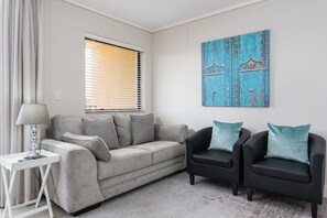 Apartemen Premier | Area keluarga | Televisi layar datar 40-inci dengan saluran TV satelit dan TV