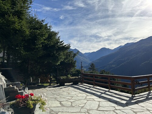 Außen: Doppelhaus im Chalet, für 8 Personen, Balkon, große Terrasse mit Grill und Gartenmöbeln –Inne