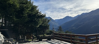 Außen: Doppelhaus im Chalet, für 8 Personen, Balkon, große Terrasse mit Grill und Gartenmöbeln –Inne