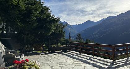 Außen: Doppelhaus im Chalet, für 8 Personen, Balkon, große Terrasse mit Grill und Gartenmöbeln –Inne