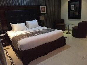 Basic Apartment | Egyptian cotton sheets, premium bedding, desk, laptop workspace - Villa Angelia Hotel Annex (Lagos)