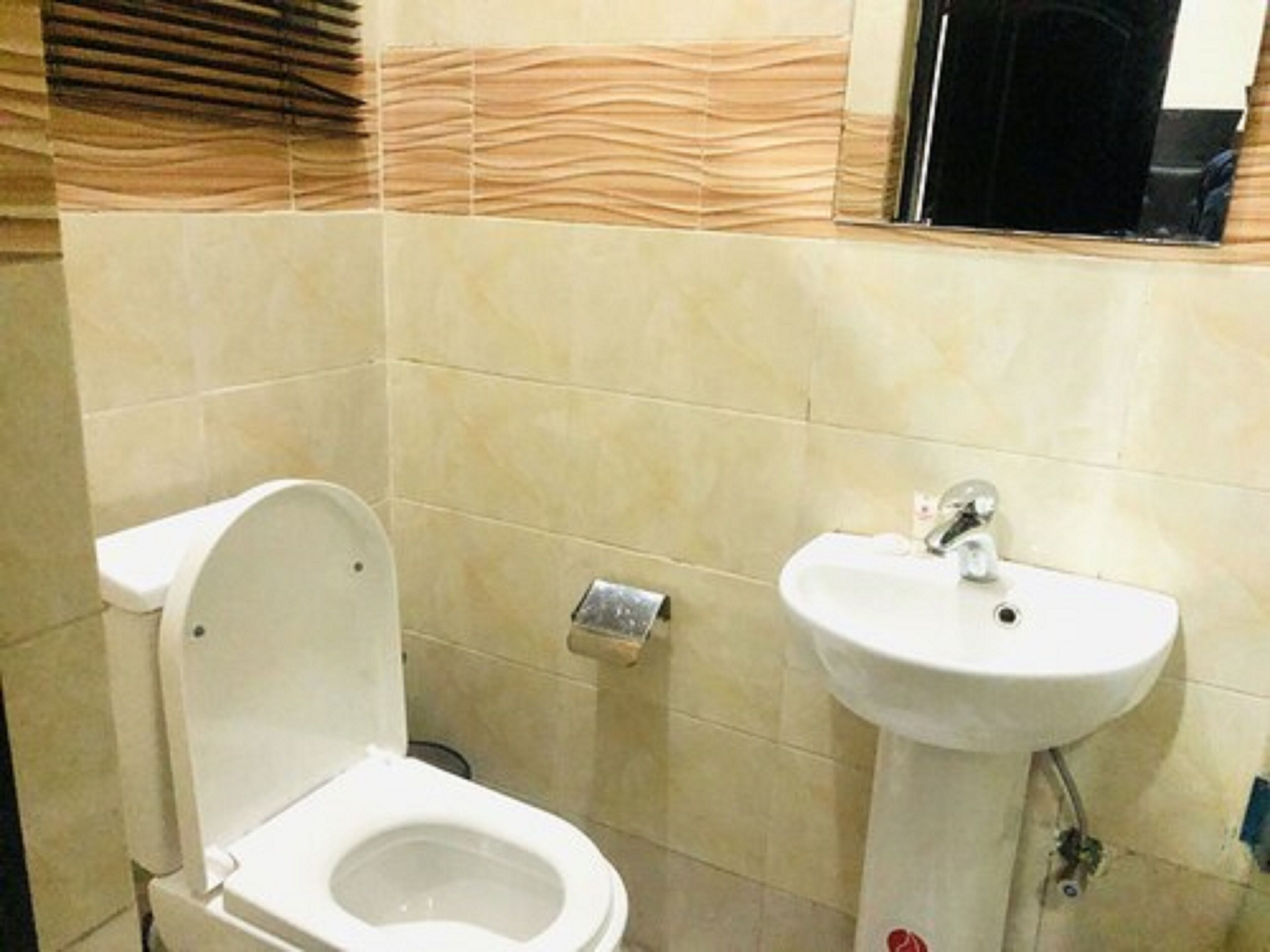 Un baño con inodoro y lavamanos.