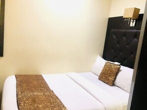 Junior Suite | Egyptian cotton sheets, premium bedding, desk, laptop workspace - Villa Angelia Hotel Annex (Lagos)